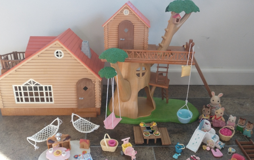 Calico Critter Sylvanian Treehouse and Log Cabin